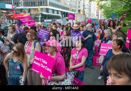 Supports avec des signes à un titre X (titre 10) Rallye du bâillon à New York, organisé par la planification familiale de la ville de New York le 24 mai 2018, la réaction du Président du Trump essayer de Medicaid et l'interdiction du financement fédéral pour les fournisseurs de soins médicaux qui fournissent de l'information médicale, juridique complet aux patients qui souhaitent ou qui ont besoin de services d'avortement. Banque D'Images