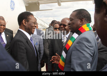 (180526) -- HARARE, Zimbabwe, 26 mai 2018 (Xinhua) -- Le Président du Zimbabwe, Emmerson Mnangagwa (R) parle à son homologue équato-guinéen Teodoro Obiang Nguema Mbasogo avant de soumissionner un adieu à l'Aéroport International Robert Mugabe à Harare, Zimbabwe, 25 mai 2018. Mbasogo a terminé sa visite de deux jours au Zimbabwe vendredi.(Xinhua/Wanda) Banque D'Images