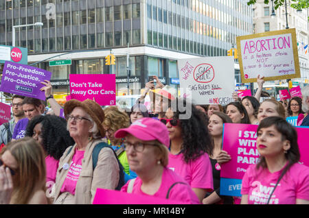 Supports avec des signes à un titre X (titre 10) Rallye du bâillon à New York, organisé par la planification familiale de la ville de New York le 24 mai 2018, la réaction du Président du Trump essayer de Medicaid et l'interdiction du financement fédéral pour les fournisseurs de soins médicaux qui fournissent de l'information médicale, juridique complet aux patients qui souhaitent ou qui ont besoin de services d'avortement. Banque D'Images