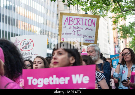 Supports avec des signes à un titre X (titre 10) Rallye du bâillon à New York, organisé par la planification familiale de la ville de New York le 24 mai 2018, la réaction du Président du Trump essayer de Medicaid et l'interdiction du financement fédéral pour les fournisseurs de soins médicaux qui fournissent de l'information médicale, juridique complet aux patients qui souhaitent ou qui ont besoin de services d'avortement. Banque D'Images