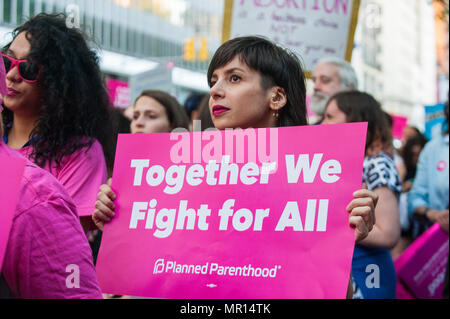 Supports avec des signes à un titre X (titre 10) Rallye du bâillon à New York, organisé par la planification familiale de la ville de New York le 24 mai 2018, la réaction du Président du Trump essayer de Medicaid et l'interdiction du financement fédéral pour les fournisseurs de soins médicaux qui fournissent de l'information médicale, juridique complet aux patients qui souhaitent ou qui ont besoin de services d'avortement. Banque D'Images