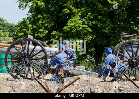 La Valbonne, France, 25 mai 2018, 75 mm : UN MODÈLE 1897 canon français est mis en action est mis en action dans le cadre d'une reconstitution de la Première Guerre mondiale, l'action, à l'occasion d'un dépouillement judiciaire historique de l'artillerie française, qui s'est tenue au camp militaire de la valbonne (Ain, France) Europe centrale et orientale à l'occasion de la Journée de l'artillerie d'Afrique. Banque D'Images