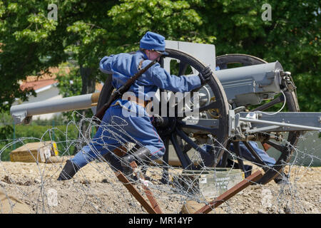 La Valbonne, France, 25 mai 2018, 75 mm : UN MODÈLE 1897 canon français est mis en action est mis en action dans le cadre d'une reconstitution de la Première Guerre mondiale, l'action, à l'occasion d'un dépouillement judiciaire historique de l'artillerie française, qui s'est tenue au camp militaire de la valbonne (Ain, France) Europe centrale et orientale à l'occasion de la Journée de l'artillerie d'Afrique. Banque D'Images