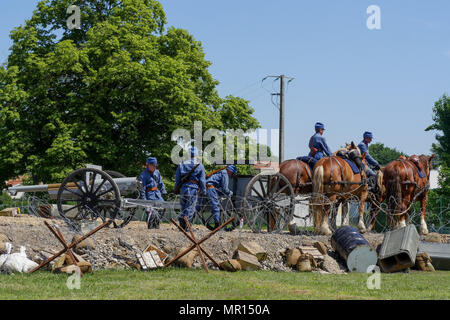 La Valbonne, France, 25 mai 2018, 75 mm : UN MODÈLE 1897 canon français est mis en action est mis en action dans le cadre d'une reconstitution de la Première Guerre mondiale, l'action, à l'occasion d'un dépouillement judiciaire historique de l'artillerie française, qui s'est tenue au camp militaire de la valbonne (Ain, France) Europe centrale et orientale à l'occasion de la Journée de l'artillerie d'Afrique. Banque D'Images