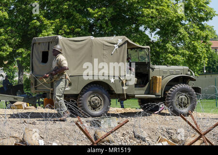 La Valbonne, France, 25 mai, 2018 : un 75mm canon français modification 1938, et son règlement d'véhicules - ici en photo, un Dodge - sont mis en action dans le cadre d'une reconstitution de la campagne de Tunisie (1943), à l'occasion d'un dépouillement judiciaire historique de l'artillerie française, qui s'est tenue au camp militaire de la valbonne (Ain, France) Europe centrale et orientale à l'occasion de la Journée de l'artillerie d'Afrique. Credit : Serge Mouraret/Alamy Live News Banque D'Images