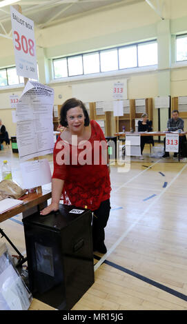 Dublin, Irlande. 25 mai 2018. Oui et non partisans participent en nombre pour voter sur la proposition d'abroger l'amendement 8 de la Constitution, qui retricts womens irlandais de l'accès à l'avortement. Dublin, Irlande Crédit : RollingNews.ie/Alamy Live News Banque D'Images