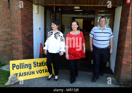 Dublin, Irlande. 25 mai 2018. Oui et non partisans participent en nombre pour voter sur la proposition d'abroger l'amendement 8 de la Constitution, qui retricts womens irlandais de l'accès à l'avortement. Dublin, Irlande Crédit : RollingNews.ie/Alamy Live News Banque D'Images