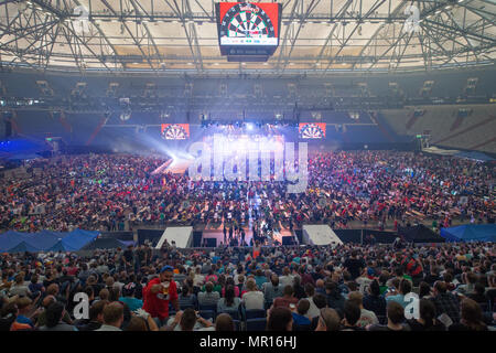 25 mai 2018, l'Allemagne, Gelsenkirchen : spectateurs aux fléchettes allemand maîtres dans le PDC World Series de fléchettes. Photo : Friso Gentsch/dpa Banque D'Images