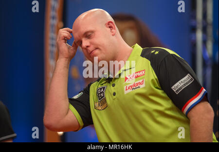 25 mai 2018, l'Allemagne, Gelsenkirchen : Michael van Gerwen des Pays-Bas à la German fléchettes maîtres dans le PDC World Series de fléchettes. Photo : Friso Gentsch/dpa Banque D'Images