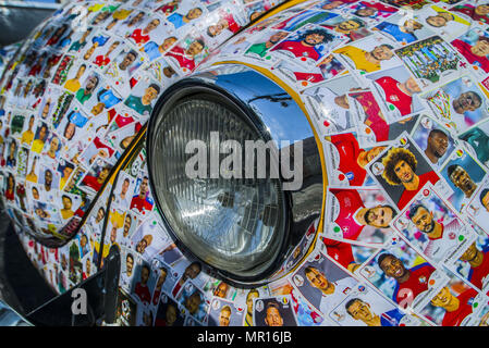 Sao Paulo, Brésil. 25 mai, 2018. Fusca plein de figurines est vu dans les rues de Sao Paulo, Brésil. Le propriétaire a dit que ses amis collé 15 000 figurines issue de l'album de la Coupe du Monde 2018 dans sa voiture, il a décidé de le laisser dans la voiture jusqu'à la fin de la tasse. La voiture est devenue une attraction dans les rues de Sao Paulo. Credit : Cris Faga/ZUMA/Alamy Fil Live News Banque D'Images