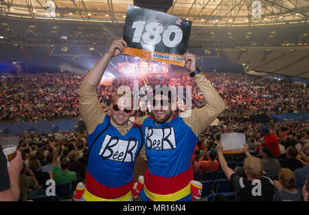 25 mai 2018, l'Allemagne, Gelsenkirchen : spectateurs aux fléchettes allemand maîtres dans le PDC World Series de fléchettes. Photo : Friso Gentsch/dpa Banque D'Images