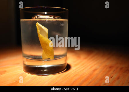 Napa, CA, USA. 21 mai, 2018. Barman Miminashi Andrew Salazar prépare le Shiro Negroni cocktail, faite avec Nikka Coffey gin, Luxardo bitter bianco, vermouth Carpano bianco avec un zeste de citron. Credit : Napa Valley Inscription/ZUMA/Alamy Fil Live News Banque D'Images