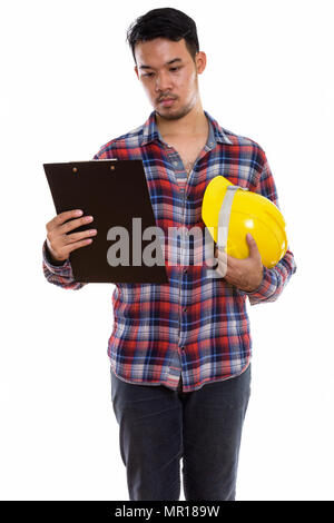 Studio shot of young Asian man construction worker reading sur cl Banque D'Images