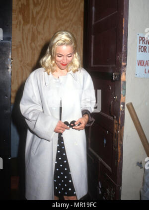 Los Angeles, CA - 7 mars : la chanteuse Maonna participe à la 19e American Film Institute (AFI) Prix pour l'hommage à Kirk Douglas le 7 mars 1991 au Beverly Hilton Hotel à Beverly Hills, Californie. Photo de Barry KIng/Alamy Stock Photo Banque D'Images