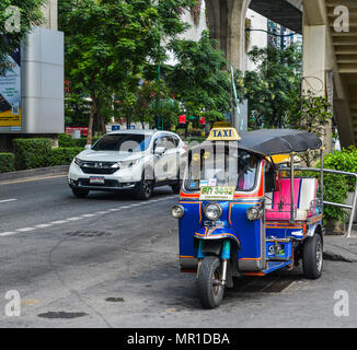 Bangkok, Thaïlande - Apr 22, 2017. Un tuk tuk taxi sur la rue à Bangkok, Thaïlande. Bangkok est la capitale de la Thaïlande, avec une population de plus de 7 millio Banque D'Images