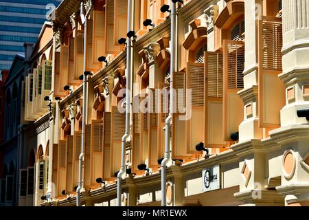 Vue latérale du vintage de volets en bois sur une ligne du patrimoine chinois Peranakan ou Straits maisons-boutiques en plein soleil dans Chinatown Singapore Banque D'Images