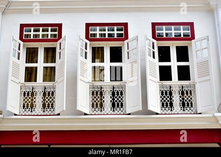 Vue Portrait de Singapour vintage traditionnel shop house windows avec meubles anciens volets en bois blanc ouvert dans le quartier historique de Chinatown Banque D'Images