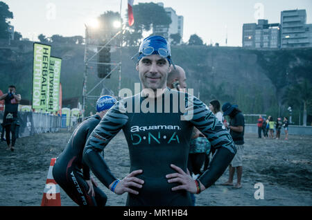 LIMA, PÉROU - 22 avril 2018 : Ironman 70.3 . La préparation de l'athlète pour le concours et entrée pour nager Banque D'Images