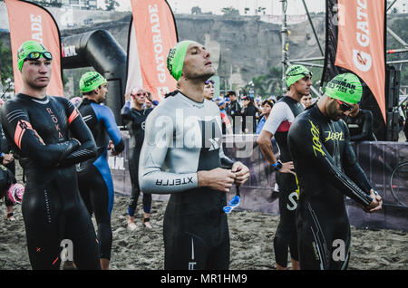 LIMA, PÉROU - 22 avril 2018 : Ironman 70.3 . La préparation de l'athlète pour le concours et entrée pour nager Banque D'Images