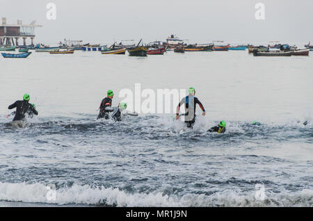 LIMA, PÉROU - 22 avril 2018 : Ironman 70.3 . À partir de l'essai de natation des athlètes de l'Ironman 70.3 Banque D'Images