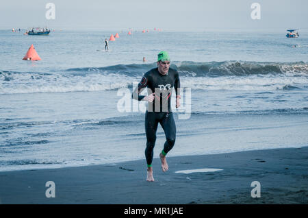 LIMA, PÉROU - 22 avril 2018 : Ironman 70.3 . À partir de l'essai de natation des athlètes de l'Ironman 70.3 Banque D'Images