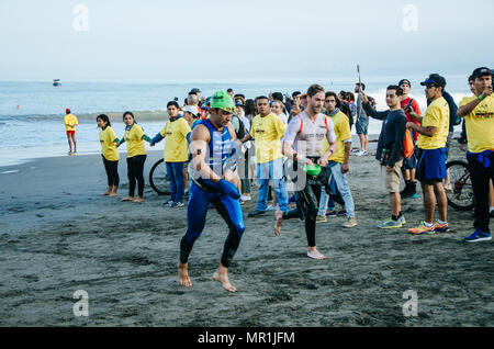 LIMA, PÉROU - 22 avril 2018 : Ironman 70.3 . À partir de l'essai de natation des athlètes de l'Ironman 70.3 Banque D'Images