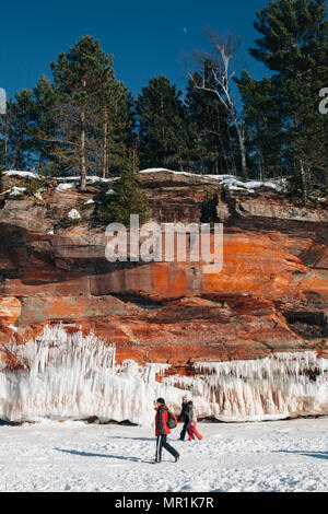 Personnes visitent les îles Apostle National Lakeshore grotte de glace le long d'une journée d'hiver de Bayfield, Wisconsin, États-Unis Banque D'Images