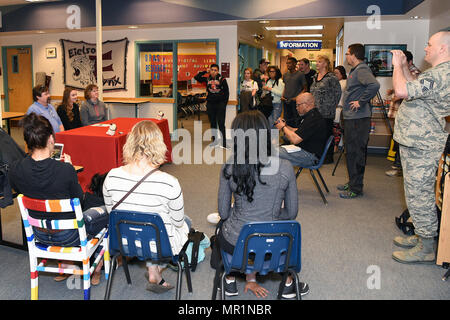 Ses amis, les enseignants et les autres membres de l'équipe d'Emily Donovan, fille de capitaine principal Sgt. Rebecca Donovan, 168e Force Development surintendant, Alaska Air National Guard, se sont réunis à l'intérieur de la bibliothèque de l'école secondaire Ben Eielson, Avril 27, 2017, Eielson AFB, en Alaska, pour montrer leur soutien en tant que collège Emily signé sa lettre d'intention. Donovan, obtenant son diplôme le mois prochain d'Eielson, allons jouer au volley-ball collégial dans le Tennessee et va étudier en sciences de l'exercice et la psychologie du sport. (U.S. Photo de la Garde nationale aérienne capitaine principal Sgt. Paul Mann/libérés) Banque D'Images