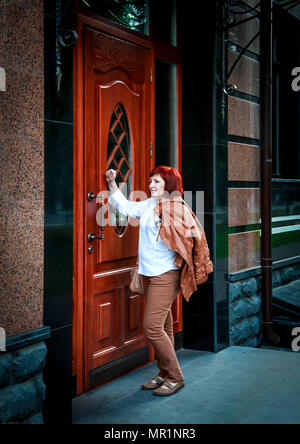 Jeune femme séduisante à la veste sur l'épaule du porte-à-porte marron Banque D'Images