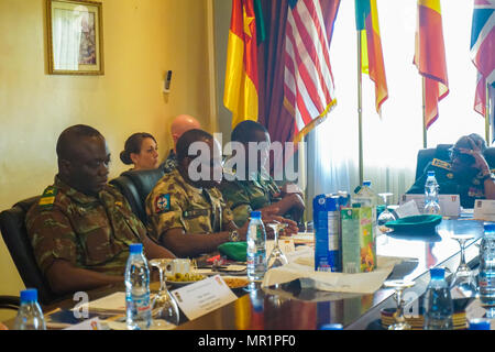 Le général nigérian Lamidi Adeosun, commandant de la Force opérationnelle interarmées multinational d'adresses, les hauts dirigeants réunis à l'accent régional unifié 2017 Dirigeants Séminaire tenu à Douala, Cameroun, 28 avril. La RLS rassemble des hauts dirigeants régionaux ensemble pour discuter des problèmes communs, les défis et les menaces dans un forum ouvert où on encourage le dialogue franc entre les participants. Banque D'Images