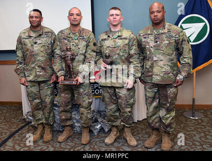 Cmd. Le Sgt. Le Major Kevin McKeller (à gauche), le Sgt Commande SDDC. Major, le Sgt. Luis Cruz (deuxième à gauche), le SDDC 2017 de l'année, SOUS-OFFICIER DE LA FPC. Robert Nelson (deuxième à droite), le SDDC 2017 Le Soldat de l'année, et Cmd. Le Sgt. Le major Jerome Smalls (droite), 597e Brigade Transport Command Sgt. Principaux apparaissent au cours de la cérémonie de remise des prix. Banque D'Images