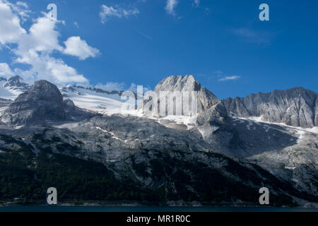 La dernière neige sur le mont Marmolada dans les Dolomites Banque D'Images