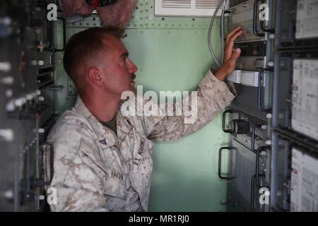 Le Cpl. Austin Hardin vérifie la fréquence sur la diffusion troposphérique Terminal radio à micro-ondes, ou l'AN/TRC-170, au cours de l'armes et tactiques - Instructeur près de Marine Corps Air Station Yuma (Arizona), le 26 avril 2017. Le AN/TRC-170 est utilisé pour transférer des données, internet, téléphone, e-mail et d'un endroit à un autre à moins de 100 milles marins. Hardin est un opérateur/TRC-170 affecté à l'Escadron des communications de l'aile Marine 28, groupe de contrôle de l'air marin 28, 2nd Marine Aircraft Wing. (U.S. Marine Corps photo par Lance Cpl. Cody Citrons/libérés) Banque D'Images