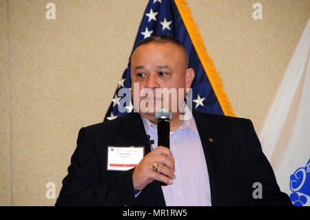 Le brig. Le général José R. Burgos, commandant général adjoint pour l'armée américaine Réserver's 99e Commandement du soutien régional, parle à des centaines de soldats et de membres de la famille le 29 avril dernier à un ruban jaune de réinsertion événement à Oxon Hill, Maryland. Le YRRP est mandatée par un programme qui aide les membres et leurs familles se connecter avec leur communauté de soutien locaux avant, pendant et après les déploiements. Banque D'Images