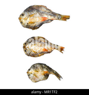 Sécher le poisson du soleil sur le fond blanc, motif de poisson séché et de petits poissons séchés, vue de dessus de sécher le poisson sur le fond blanc pour l'isolement d Banque D'Images