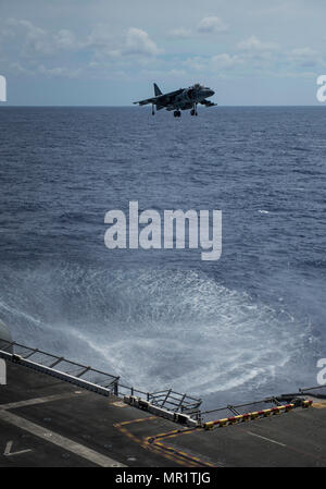 170429-N-LI768-363 OCÉAN PACIFIQUE (29 avril 2017) L'AV-8B Harrier, affecté à la crête de glissières de support Marine Escadron à rotors basculants (VMM) 163 (renforcée), embarquée à bord de l'USS Makin Island (DG 8), passe à côté de l'assaut amphibie Navire pendant un vol de vérification fonctionnelle. L'île de Makin Groupe amphibie et 11e Marine Expeditionary Unit sont de retour d'un déploiement de sept mois au 3e, 5e et 7e flotte secteurs d'opération. (U.S. Photo par marine Spécialiste de la communication de masse 3 Classe Devin M. Langer) Banque D'Images