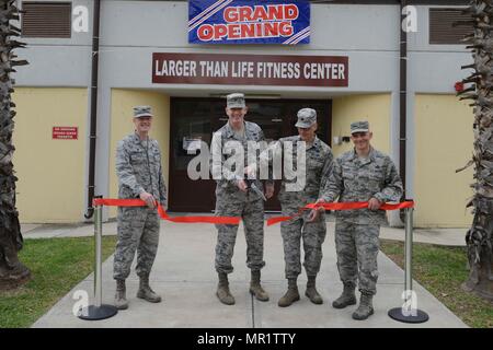 U.S. Air Force colonel Todd Straton, 39e Groupe de soutien de mission (à gauche), commandant Le Colonel John Walker, 39e escadre de la Base aérienne (deuxième à gauche), le Lieutenant-colonel Kenneth Raszinski, 39e Escadron de soutien de la Force commander (deuxième à droite) et le chef de la commande Master Sgt. Thomas Cooper, ont coupé le ruban lors de l'ouverture officielle du plus grand que nature centre de remise en forme 1 mai 2017, à la base aérienne d'Incirlik, en Turquie. Les installations ont été ouvertes afin de réduire la quantité de trafic de pied dans la base principale de la salle de remise en forme et d'installations. (U.S. Air Force photo par un membre de la 1re classe Devin M. Rumbaugh) Banque D'Images