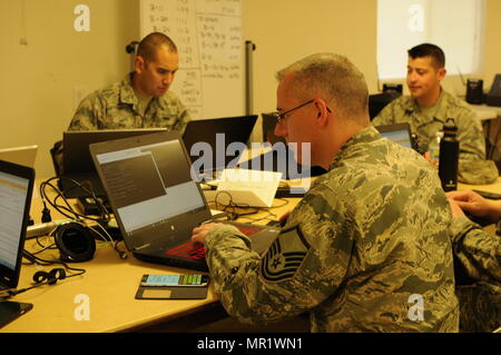 Le sergent-chef. Michael Connelly, Senior Airman Ryan Stone, et d'un membre de la 1re classe Gilbert Lovins, tous les membres de la Garde nationale aérienne du Texas's 273e Escadron d'opérations d'information, support Exercices Cyber Shield 17 au Camp Williams, de l'Utah, le 2 mai 2017. La garde font partie du Bouclier cybernétique 17 cellule verte, qui est chargé de gérer le réseau informatique de l'exercice. (U.S. Photo de la Garde nationale aérienne par le Lieutenant-colonel Wayde Minami) Banque D'Images