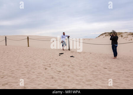 Leba, Pologne, le 1 mai 2018 : les touristes sur le fameux déplacement des dunes près de Leba. Les dunes sont les plus grandes dunes de l'Europe. Banque D'Images