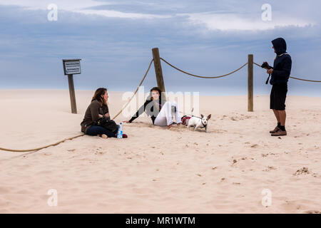 Leba, Pologne, le 1 mai 2018 : les touristes sur le fameux déplacement des dunes près de Leba. Les dunes sont les plus grandes dunes de l'Europe. Banque D'Images