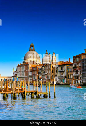 Bord d'eau, photographie de bas niveau du Grand Canal, Santa Maria Della Salute et des bâtiments de Venise, Vénétie, Italie Banque D'Images