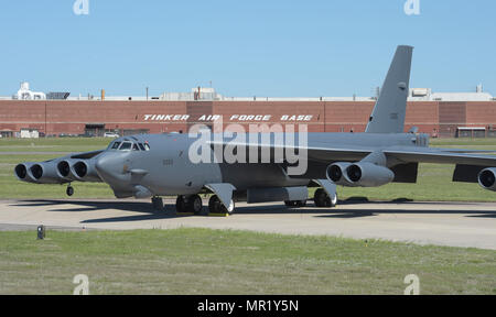 Boeing B-52H Stratofortress, 60-0005, pose en face de l'Oklahoma City Air complexe logistique Bldg. 3001 à la suite de révision le 1er mai 2017, Tinker Air Force Base, Texas. OC-ALC est responsable de l'entretien au niveau du dépôt de la flotte de B-52, ainsi que le B-1B Lancer et KC-135 Stratotanker et une grande partie du travail se déroule dans le presque un mille de long bâtiment. (U.S. Air Force photo/Greg L. Davis) Banque D'Images