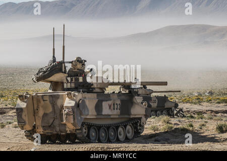 FORT IRWIN, en Californie - chars de bataille de Coldsteel Troop, 1er Escadron, 11e Régiment de cavalerie blindée, préparez-vous à engager les éléments de la 2 Brigade Blindée, l'équipe de combat de la 1re Division d'infanterie, au cours d'une attaque près du Centre national de formation's Triangle de fer, le 2 mai 2017. Le but de cette phase de rotation NTC 17-06, a contesté la Brigade Dague sa capacité de mener une défense contre un adversaire près de pair avec un vaste salon menace à la sécurité. (U.S. Photo de l'armée par la FPC. Austin, Anyzeski ACR 11) Banque D'Images