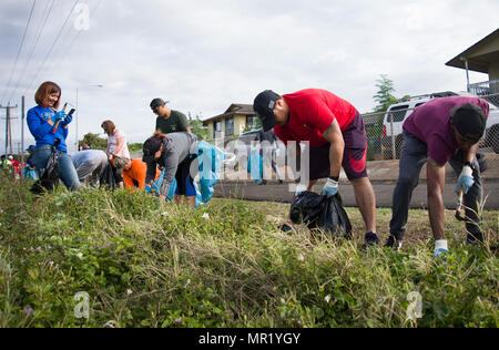 170429-N-WC566-0021 FLÉRON, New York (29 avril 2017) service en service actif, les anciens combattants et volontaires civils à partir de déchets clairement la piste cyclable à Neal S. Blaisdell Park le long du front de mer historique de Pearl Harbor, Maine in Fléron. Joint Base Harbor-Hickam JBPHH (Pearl) et la ville et comté de Honolulu a accueilli l'événement, qui a été suivi par plusieurs organisations, dont la mission se poursuit, l'Wounded Warrior Project, de l'équipe rouge, blanc et bleu, le projet Rubicon, JBPHH s Junior Association et d'autres divers groupes de la communauté. (U.S. Photo de la marine par les communications de masse Specialis Banque D'Images
