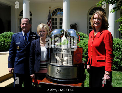 Chef d'état-major de la Force aérienne Le Général David L. Goldfein, sa femme, Dawn Goldfein et secrétaire de l'Armée de l'air Lisa S. Disbrow stand avec le commandant en chef's Trophy gagnés par l'US Air Force Academy à la Maison Blanche le 2 mai 2017. L'Académie a gagné le trophée 20 fois. (U.S. Air Force photo/Le s.. Jannelle McRae) Banque D'Images