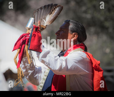 Un aîné autochtone à l'assemblée annuelle de pow wow Chumash à Live Oak, Solvang, Californie Banque D'Images