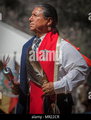 Un aîné autochtone à l'assemblée annuelle de pow wow Chumash à Live Oak, Solvang, Californie Banque D'Images