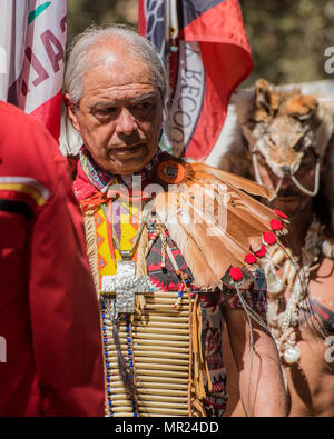 Les adultes avec un aîné regalia traditionnels à l'assemblée annuelle de rassemblement pow wow Chumash à Live Oak California camp Banque D'Images