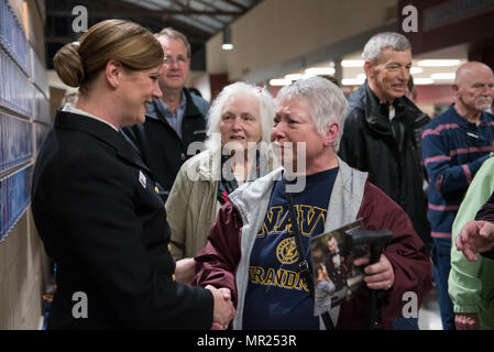 L'indépendance, Iowa (28 avril 2017) chef des chantres Jennifer Stothoff se réunit avec les membres de l'assistance à la suite d'un concert à l'indépendance Junior Senior High School. La mer chalumeaux sont sur un tour de 21 jours de la midwestern United States reliant les communautés partout aux États-Unis pour leur marine. (U.S. Photo par Marine musicien 1ère classe Sarah Blecker/libérés) Banque D'Images