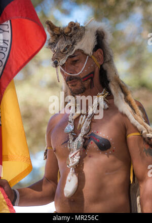 Les adultes avec un aîné regalia traditionnels à l'assemblée annuelle de rassemblement pow wow Chumash à Live Oak California camp Banque D'Images